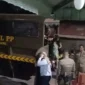 Petugas Satpol PP Padang mengamankan sejumlah wanita saat menggelar patroli malam di kawasan tempat hiburan dan ruang publik di Kota Padang, Sabtu (17/10/2026). (Foto: Humas Satpol PP Padang)