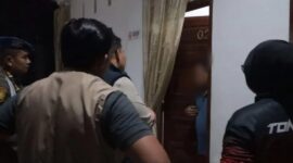 Petugas Satpol PP Padang saat melakukan penertiban di salah satu penginapan, Jumat dini hari (2/10/2026). (Foto: Humas Satpol PP Padang)