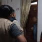 Petugas Satpol PP Padang saat melakukan penertiban di salah satu penginapan, Jumat dini hari (2/10/2026). (Foto: Humas Satpol PP Padang)