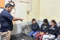 Satpol PP Padang Pariaman membawa empat pasangan muda-mudi ke Mako untuk pemeriksaan. (Foto: Satpol PP Damkar Padang Pariaman)