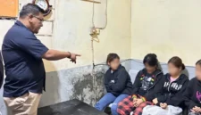 Satpol PP Padang Pariaman membawa empat pasangan muda-mudi ke Mako untuk pemeriksaan. (Foto: Satpol PP Damkar Padang Pariaman)