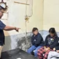 Satpol PP Padang Pariaman membawa empat pasangan muda-mudi ke Mako untuk pemeriksaan. (Foto: Satpol PP Damkar Padang Pariaman)
