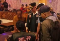 Personel Satpol PP Padang melakukan pembinaan kepada pemilik kafe karaoke yang memutar musik keras hingga larut malam, Minggu dini hari (4/10/2026). (Foto: Satpol PP Padang)