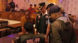 Personel Satpol PP Padang melakukan pembinaan kepada pemilik kafe karaoke yang memutar musik keras hingga larut malam, Minggu dini hari (4/10/2026). (Foto: Satpol PP Padang)