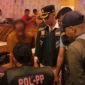 Personel Satpol PP Padang melakukan pembinaan kepada pemilik kafe karaoke yang memutar musik keras hingga larut malam, Minggu dini hari (4/10/2026). (Foto: Satpol PP Padang)