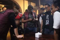 Petugas gabungan memeriksa pengunjung dalam operasi terpadu pengawasan tempat hiburan malam di Padang, Minggu (18/10/2026). (Foto: Humas Satpol PP Padang)
