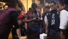 Petugas gabungan memeriksa pengunjung dalam operasi terpadu pengawasan tempat hiburan malam di Padang, Minggu (18/10/2026). (Foto: Humas Satpol PP Padang)