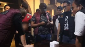 Petugas gabungan memeriksa pengunjung dalam operasi terpadu pengawasan tempat hiburan malam di Padang, Minggu (18/10/2026). (Foto: Humas Satpol PP Padang)