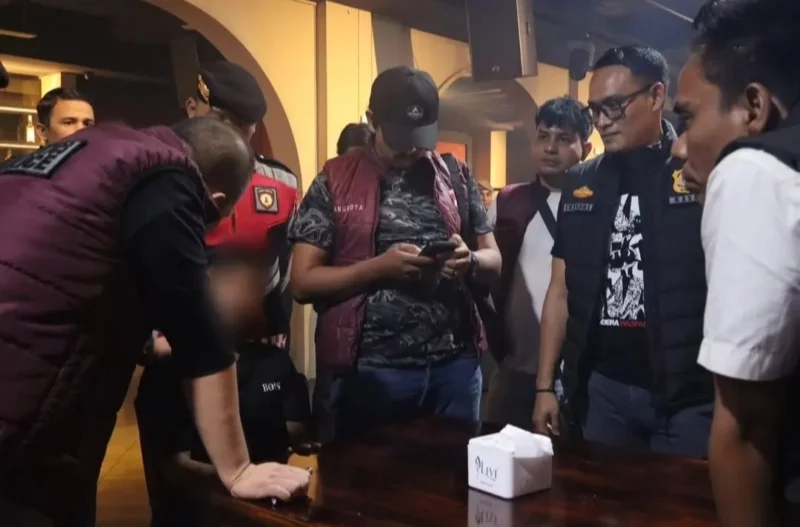 Petugas gabungan memeriksa pengunjung dalam operasi terpadu pengawasan tempat hiburan malam di Padang, Minggu (18/10/2026). (Foto: Humas Satpol PP Padang)