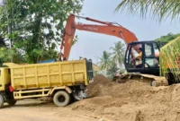 Pengerukan sungai dan normalisasi aliran sungai di Banjir Kanal Kampung Lapai, Siteba, Kecamatan Nanggalo, Kamis (1/10/2026). (Foto: Pemko Padang)