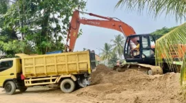 Pengerukan sungai dan normalisasi aliran sungai di Banjir Kanal Kampung Lapai, Siteba, Kecamatan Nanggalo, Kamis (1/10/2026). (Foto: Pemko Padang)