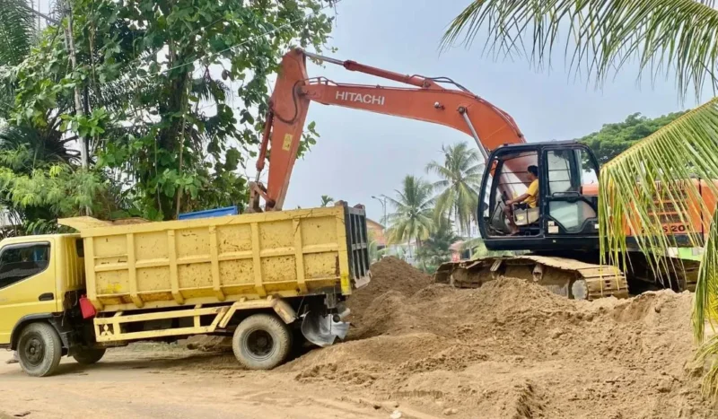 Pengerukan sungai dan normalisasi aliran sungai di Banjir Kanal Kampung Lapai, Siteba, Kecamatan Nanggalo, Kamis (1/10/2026). (Foto: Pemko Padang)