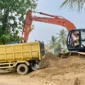 Pengerukan sungai dan normalisasi aliran sungai di Banjir Kanal Kampung Lapai, Siteba, Kecamatan Nanggalo, Kamis (1/10/2026). (Foto: Pemko Padang)