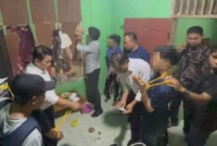 Polres Pasbar mengamankan dua pria dan menyita sabu serta sejumlah barang bukti dalam penggerebekan di Kecamatan Kinali. (Foto: Polres Pasbar)
