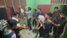 Polres Pasbar mengamankan dua pria dan menyita sabu serta sejumlah barang bukti dalam penggerebekan di Kecamatan Kinali. (Foto: Polres Pasbar)