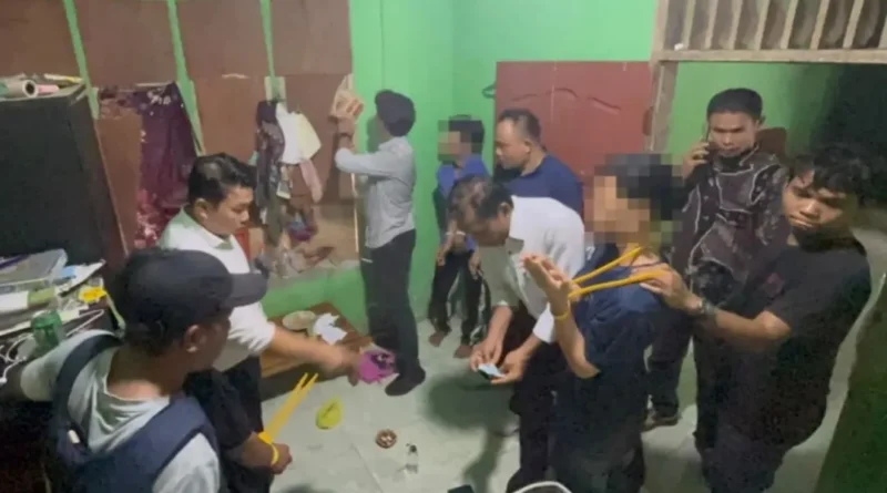 Polres Pasbar mengamankan dua pria dan menyita sabu serta sejumlah barang bukti dalam penggerebekan di Kecamatan Kinali. (Foto: Polres Pasbar)