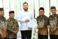Wali Kota Padang Fadly Amran menerima penghargaan dari Kepala Kanwil Kemenag Sumbar atas dukungan terhadap pelaksanaan Porsadin ke-7 pada 4-6 September 2026 di Kota Padang. (Foto: Pemko Padang)