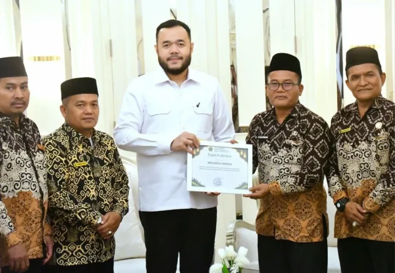 Wali Kota Padang Fadly Amran menerima penghargaan dari Kepala Kanwil Kemenag Sumbar atas dukungan terhadap pelaksanaan Porsadin ke-7 pada 4-6 September 2026 di Kota Padang. (Foto: Pemko Padang)