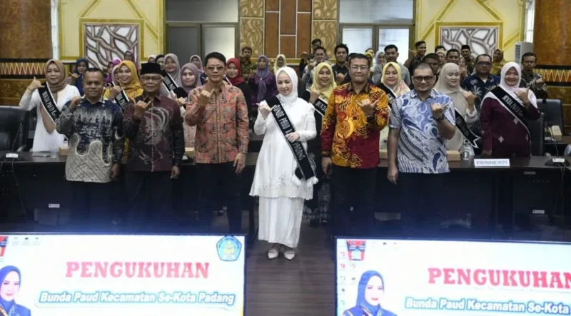 Bunda PAUD Kota Padang, Dian Puspita Fadly Amran sat pengukuhan Bunda PAUD Kecamatan se-Kota Padang di Balai Kota Padang, Sabtu (31/10/2026). (Foto: Pemko Padang)