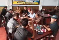 Pengurus DPW IKPS Provinsi Riau saat bersilaturahmi dengan DPD IKPS Kabupaten Bengkalis di kedai kopi Langkisau, Kecamatan Rumbai. (Foto: Dok. Mil)
