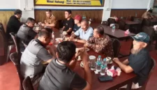 Pengurus DPW IKPS Provinsi Riau saat bersilaturahmi dengan DPD IKPS Kabupaten Bengkalis di kedai kopi Langkisau, Kecamatan Rumbai. (Foto: Dok. Mil)