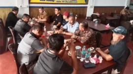 Pengurus DPW IKPS Provinsi Riau saat bersilaturahmi dengan DPD IKPS Kabupaten Bengkalis di kedai kopi Langkisau, Kecamatan Rumbai. (Foto: Dok. Mil)