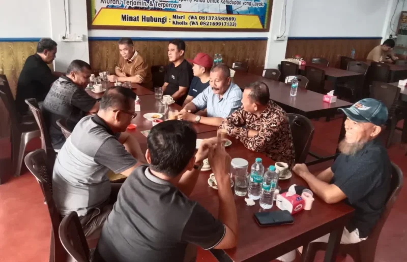 Pengurus DPW IKPS Provinsi Riau saat bersilaturahmi dengan DPD IKPS Kabupaten Bengkalis di kedai kopi Langkisau, Kecamatan Rumbai. (Foto: Dok. Mil)