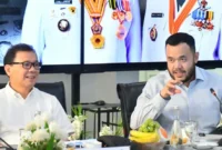 Wali Kota Padang, Fadly Amran menerima kunjungan Tim Penilai Kabupaten/Kota Terbaik dalam Penyelenggaraan Sistem Pengelolaan Sanitasi 2026 di Gedung Putih, Kediaman Resmi Wali Kota, Senin (26/10/2026). (Foto: Pemko Padang)