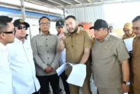 Wali Kota Padang, Fadly Amran, mendampingi COO Danantara Indonesia sekaligus Kepala BP BUMN, Dony Oskaria meninjau Pelabuhan Muaro Padang hingga kawasan Kota Tua, Selasa (27/10/2026). (Foto: Pemko Padang)