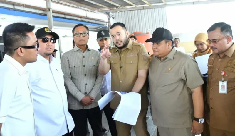 Wali Kota Padang, Fadly Amran, mendampingi COO Danantara Indonesia sekaligus Kepala BP BUMN, Dony Oskaria meninjau Pelabuhan Muaro Padang hingga kawasan Kota Tua, Selasa (27/10/2026). (Foto: Pemko Padang)