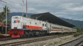 Minat WNA menggunakan layanan kereta api lokal di Sumbar menunjukkan tren positif. (Foto: KAI Divre II Sumbar)