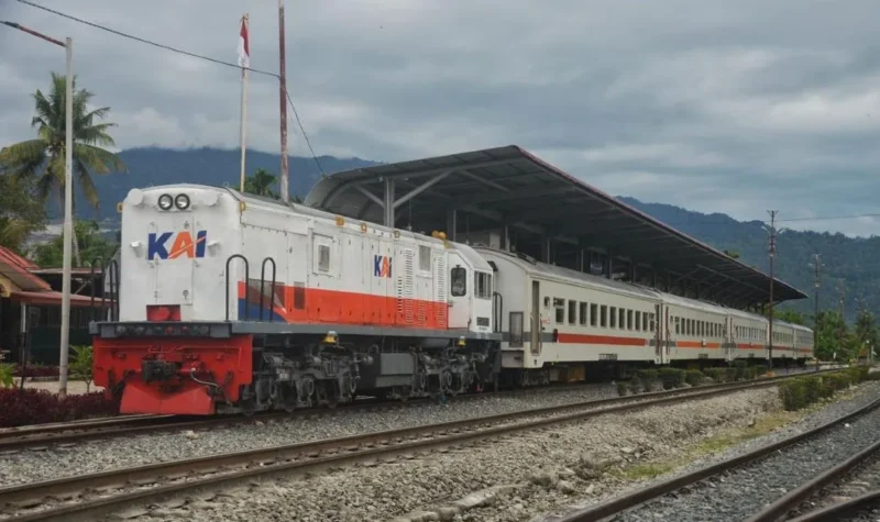 Minat WNA menggunakan layanan kereta api lokal di Sumbar menunjukkan tren positif. (Foto: KAI Divre II Sumbar)