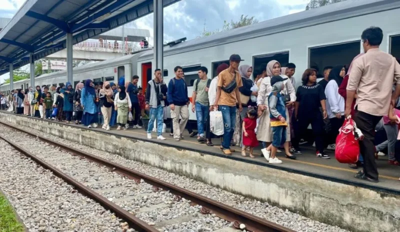 KAI Divre II Sumbar mengingatkan penumpang menjaga ketertiban dan melaporkan gangguan kepada petugas. (Foto: KAI Divre II Sumbar)