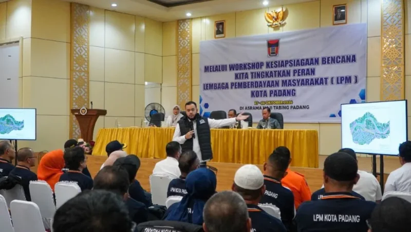 Wali Kota Padang Fadly Amran saat penutupan Workshop Kesiapsiagaan Bencana bagi pengurus LPM se-Kota Padang di Asrama Haji Padang, Rabu (28/10/2026). (Foto: Pemko Padang)