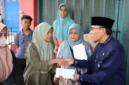 Wakil Wali Kota Padang, Maigus Nasir menyerahkan bantuan kepada warga pada Selasa (13/10/2026). (Foto: Pemko Padang)