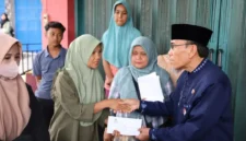 Wakil Wali Kota Padang, Maigus Nasir menyerahkan bantuan kepada warga pada Selasa (13/10/2026). (Foto: Pemko Padang)