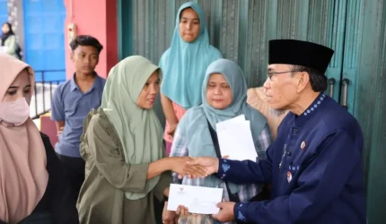 Penyerahan bantuan bagi korban kebakaran di Limau Manis