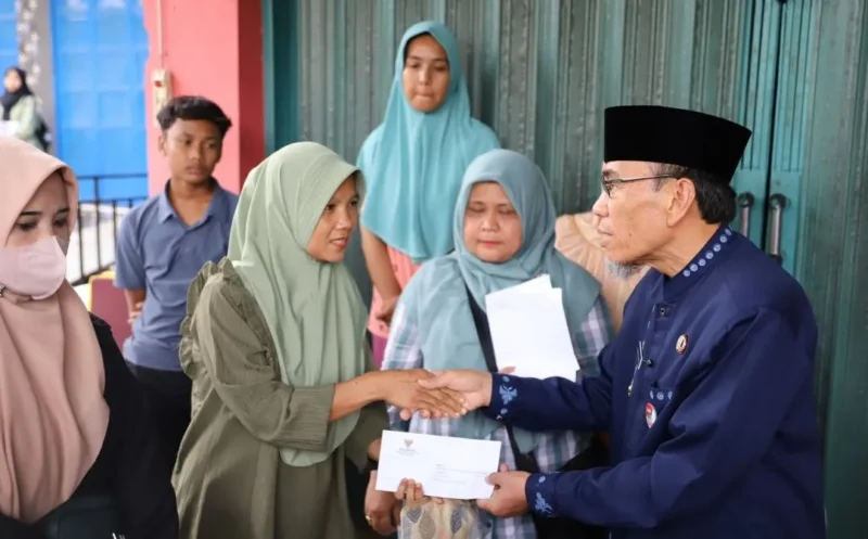 Wakil Wali Kota Padang, Maigus Nasir menyerahkan bantuan kepada warga pada Selasa (13/10/2026). (Foto: Pemko Padang)