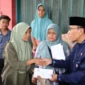 Wakil Wali Kota Padang, Maigus Nasir menyerahkan bantuan kepada warga pada Selasa (13/10/2026). (Foto: Pemko Padang)