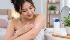 Ilustrasi seorang wanita sedang melakukan perawatan kulit. (Foto: AI Generated)