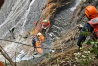Tim SAR gabungan mengevakuasi jenazah korban di Air Terjun Robo, Nagari Harau, Kabupaten Lima Puluh Kota, Jumat (16/10/2026). (Foto: Humas Kantor SAR Kelas A Padang)