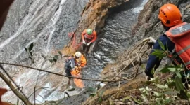 Tim SAR gabungan mengevakuasi jenazah korban di Air Terjun Robo, Nagari Harau, Kabupaten Lima Puluh Kota, Jumat (16/10/2026). (Foto: Humas Kantor SAR Kelas A Padang)