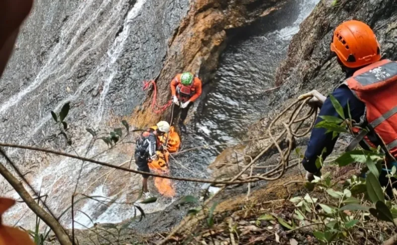 Tim SAR gabungan mengevakuasi jenazah korban di Air Terjun Robo, Nagari Harau, Kabupaten Lima Puluh Kota, Jumat (16/10/2026). (Foto: Humas Kantor SAR Kelas A Padang)