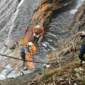Tim SAR gabungan mengevakuasi jenazah korban di Air Terjun Robo, Nagari Harau, Kabupaten Lima Puluh Kota, Jumat (16/10/2026). (Foto: Humas Kantor SAR Kelas A Padang)