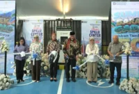 Gubernur Sumbar Mahyeldi meresmikan SPKLU di kantor PLN UID Padang, Kamis (1/10/2026). (Foto: ADPSB)