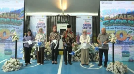 Gubernur Sumbar Mahyeldi meresmikan SPKLU di kantor PLN UID Padang, Kamis (1/10/2026). (Foto: ADPSB)