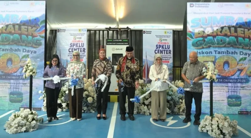 Gubernur Sumbar Mahyeldi meresmikan SPKLU di kantor PLN UID Padang, Kamis (1/10/2026). (Foto: ADPSB)