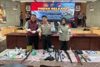Wakapolda Sumbar Brigjen Pol Solihin didampingi Dirresnarkoba Kombes Pol Wedy Mahadi dan Kabid Humas Kombes Pol Susmelawati Rosya menggelar konferensi pers terkait Operasi Sarang Narkoba di Pasar Pagi Purus. (Foto: Polda Sumbar)