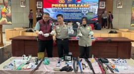 Wakapolda Sumbar Brigjen Pol Solihin didampingi Dirresnarkoba Kombes Pol Wedy Mahadi dan Kabid Humas Kombes Pol Susmelawati Rosya menggelar konferensi pers terkait Operasi Sarang Narkoba di Pasar Pagi Purus. (Foto: Polda Sumbar)