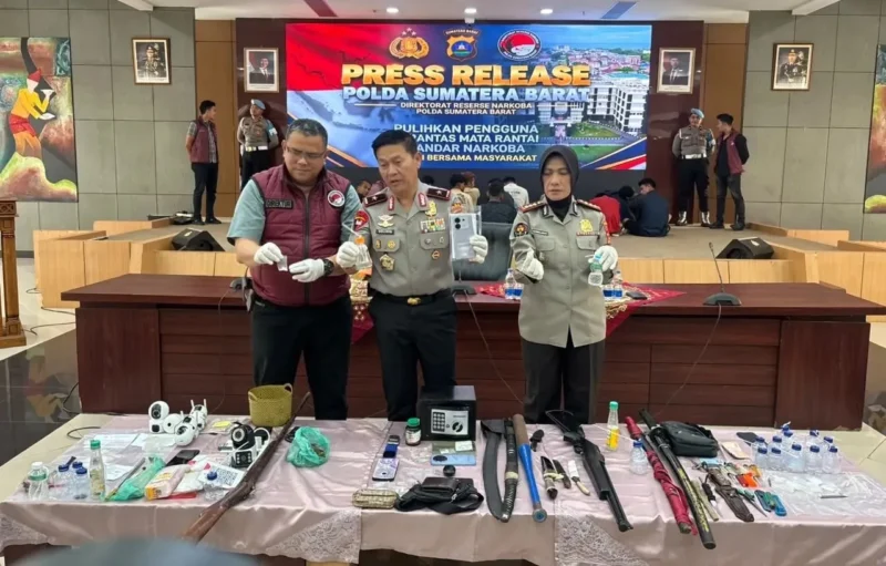 Wakapolda Sumbar Brigjen Pol Solihin didampingi Dirresnarkoba Kombes Pol Wedy Mahadi dan Kabid Humas Kombes Pol Susmelawati Rosya menggelar konferensi pers terkait Operasi Sarang Narkoba di Pasar Pagi Purus. (Foto: Polda Sumbar)